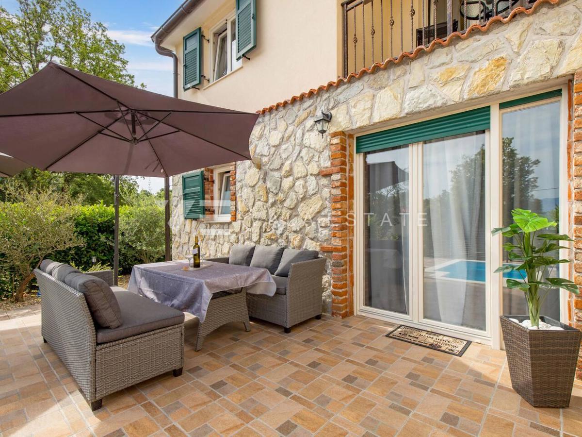 SREDOZEMSKA SAMOSTOJNA HIŠA Z BAZENOM NA MIRNI LOKACIJI