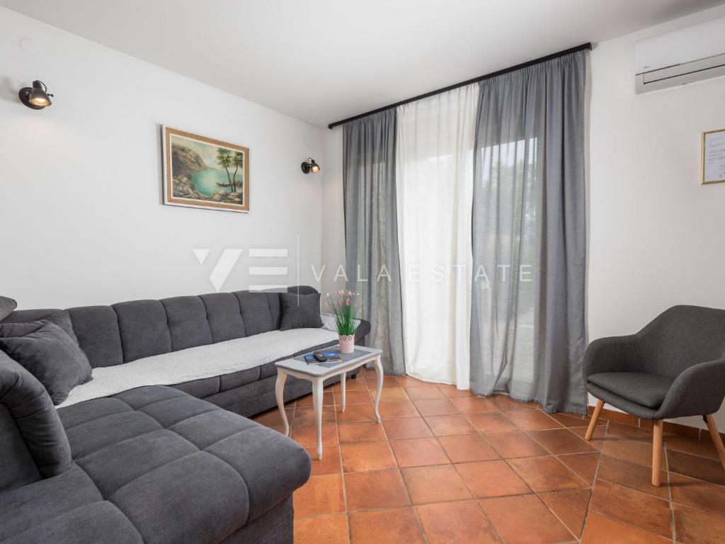 SREDOZEMSKA SAMOSTOJNA HIŠA Z BAZENOM NA MIRNI LOKACIJI