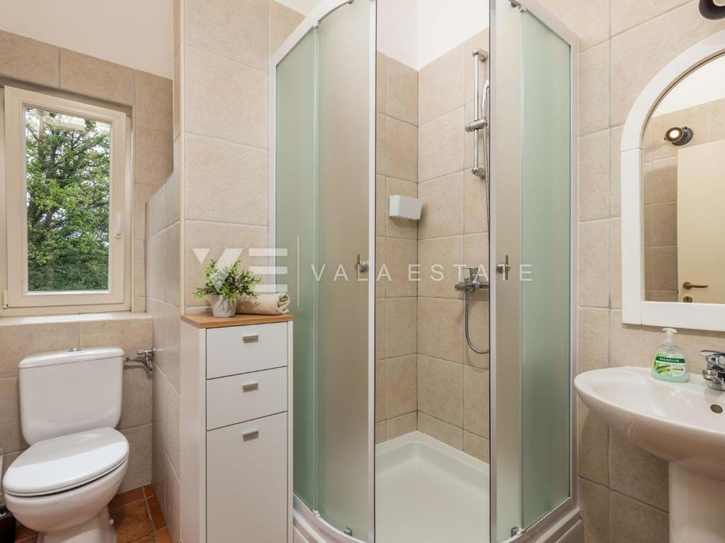 SREDOZEMSKA SAMOSTOJNA HIŠA Z BAZENOM NA MIRNI LOKACIJI