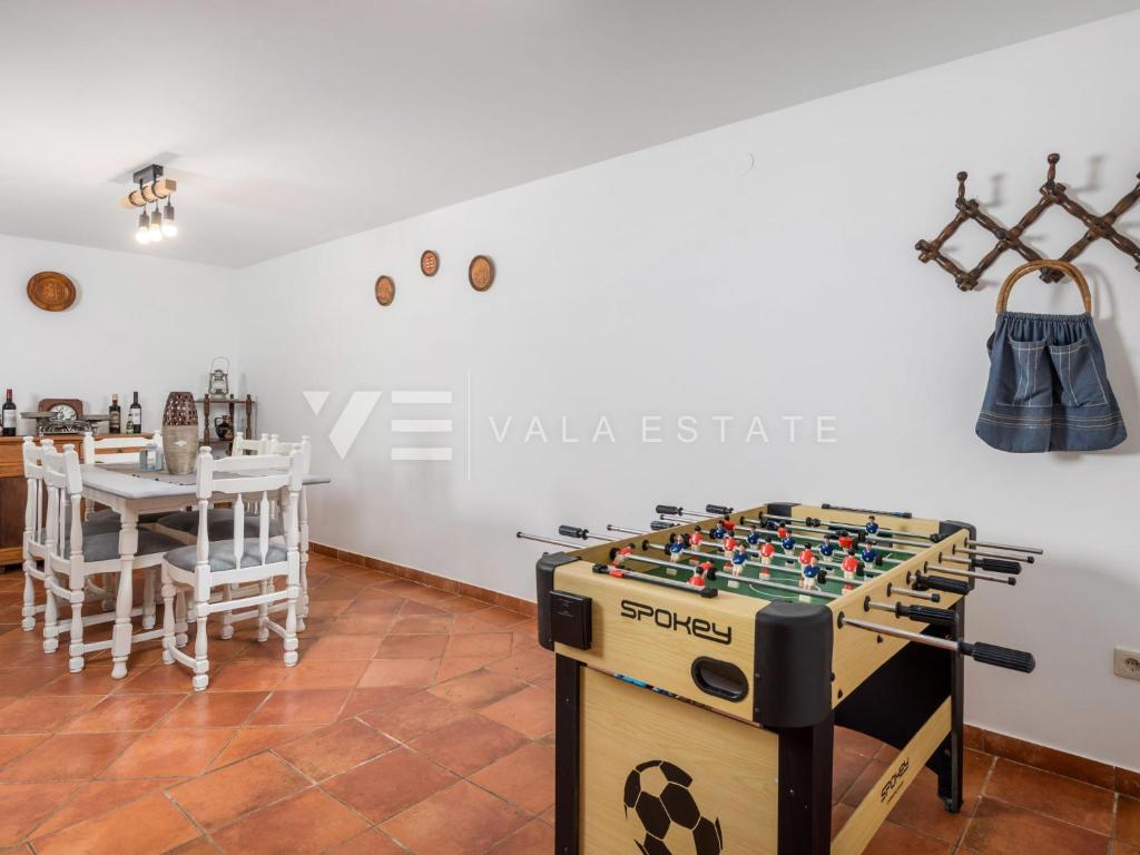 SREDOZEMSKA SAMOSTOJNA HIŠA Z BAZENOM NA MIRNI LOKACIJI