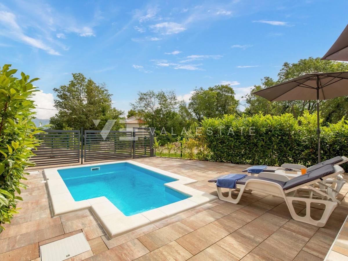 SREDOZEMSKA SAMOSTOJNA HIŠA Z BAZENOM NA MIRNI LOKACIJI