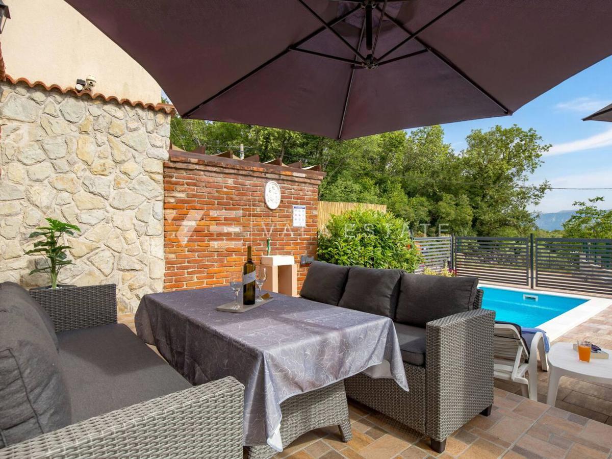 SREDOZEMSKA SAMOSTOJNA HIŠA Z BAZENOM NA MIRNI LOKACIJI