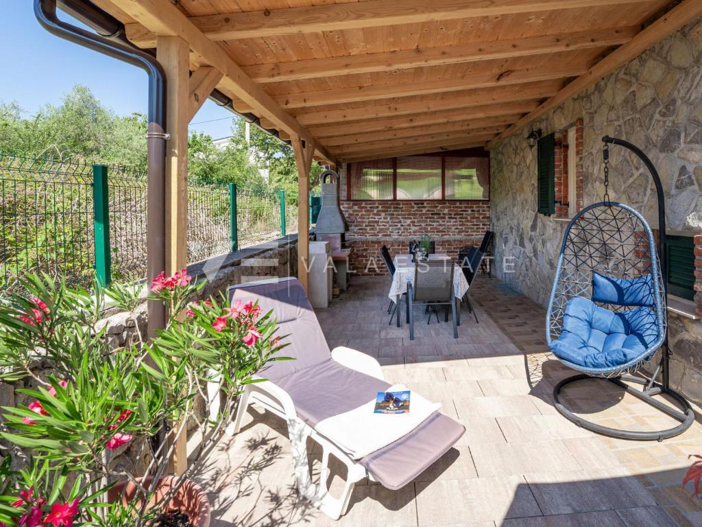 SREDOZEMSKA SAMOSTOJNA HIŠA Z BAZENOM NA MIRNI LOKACIJI