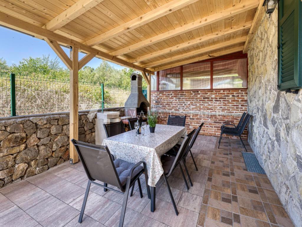 SREDOZEMSKA SAMOSTOJNA HIŠA Z BAZENOM NA MIRNI LOKACIJI