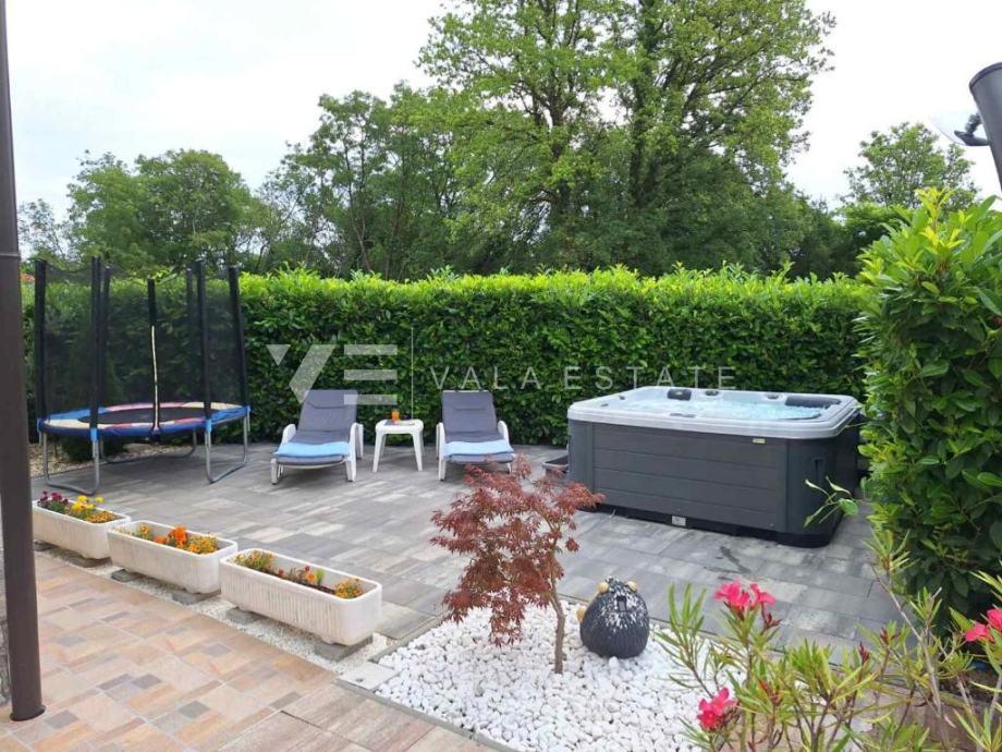 SREDOZEMSKA SAMOSTOJNA HIŠA Z BAZENOM NA MIRNI LOKACIJI