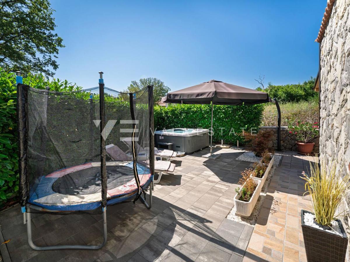 SREDOZEMSKA SAMOSTOJNA HIŠA Z BAZENOM NA MIRNI LOKACIJI