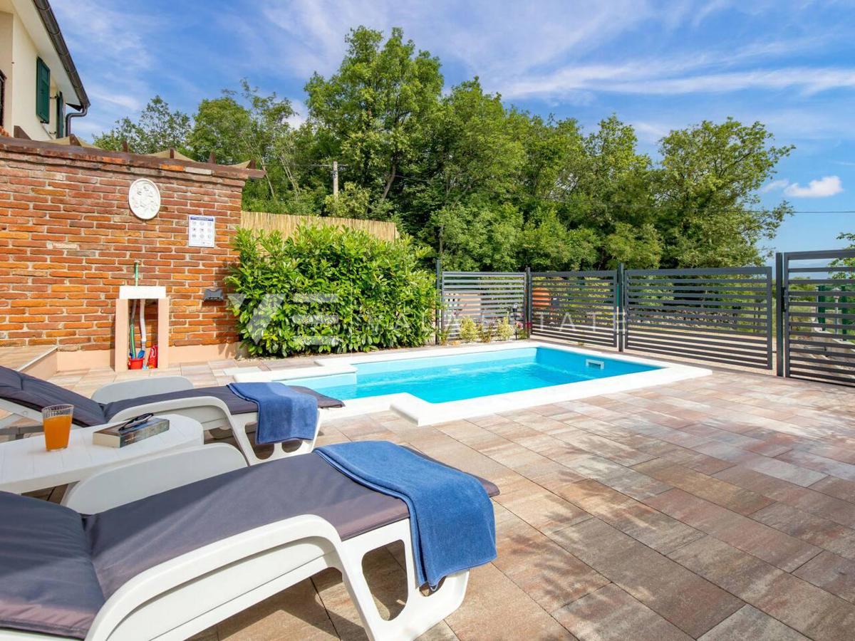 SREDOZEMSKA SAMOSTOJNA HIŠA Z BAZENOM NA MIRNI LOKACIJI