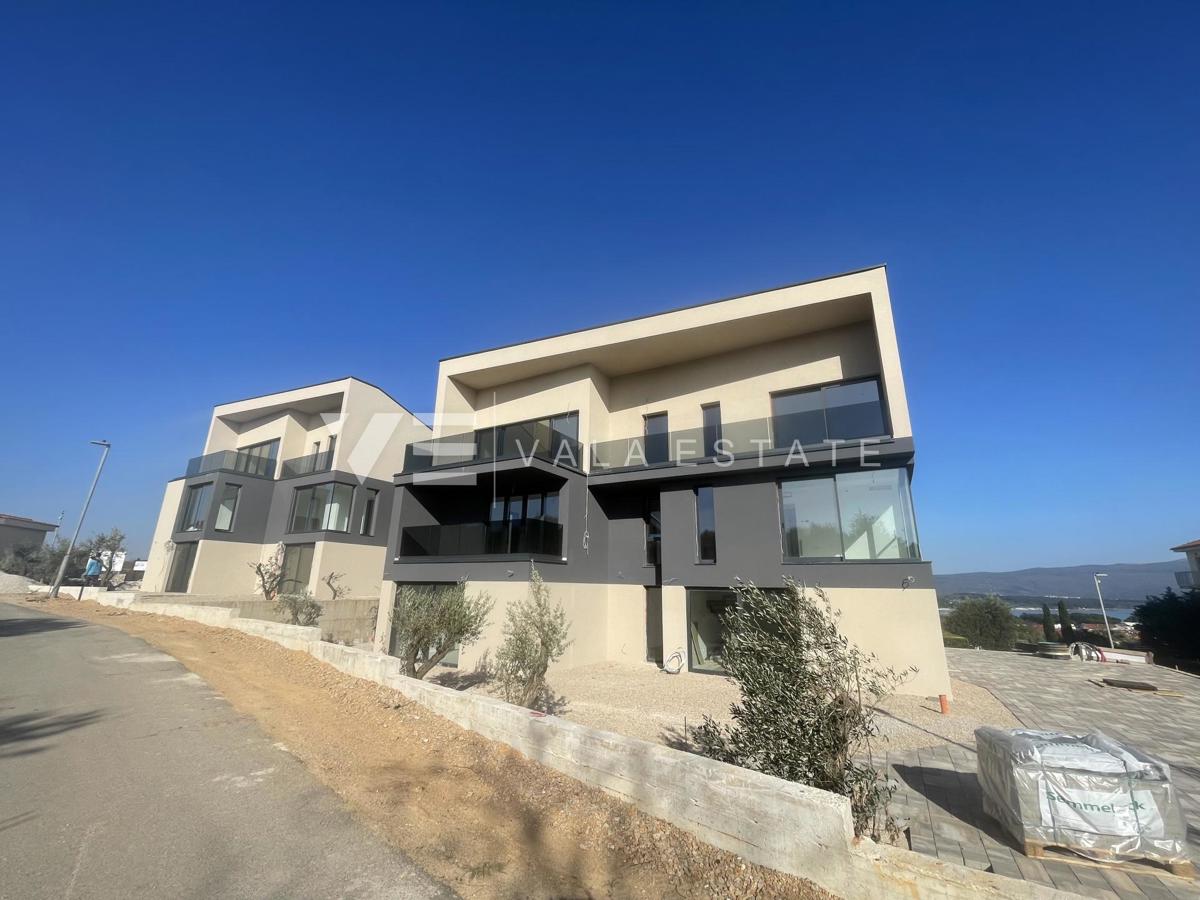 PENTHOUSE STANOVANJE S POGLEDOM NA MORJE V BLIZINI PLAŽE