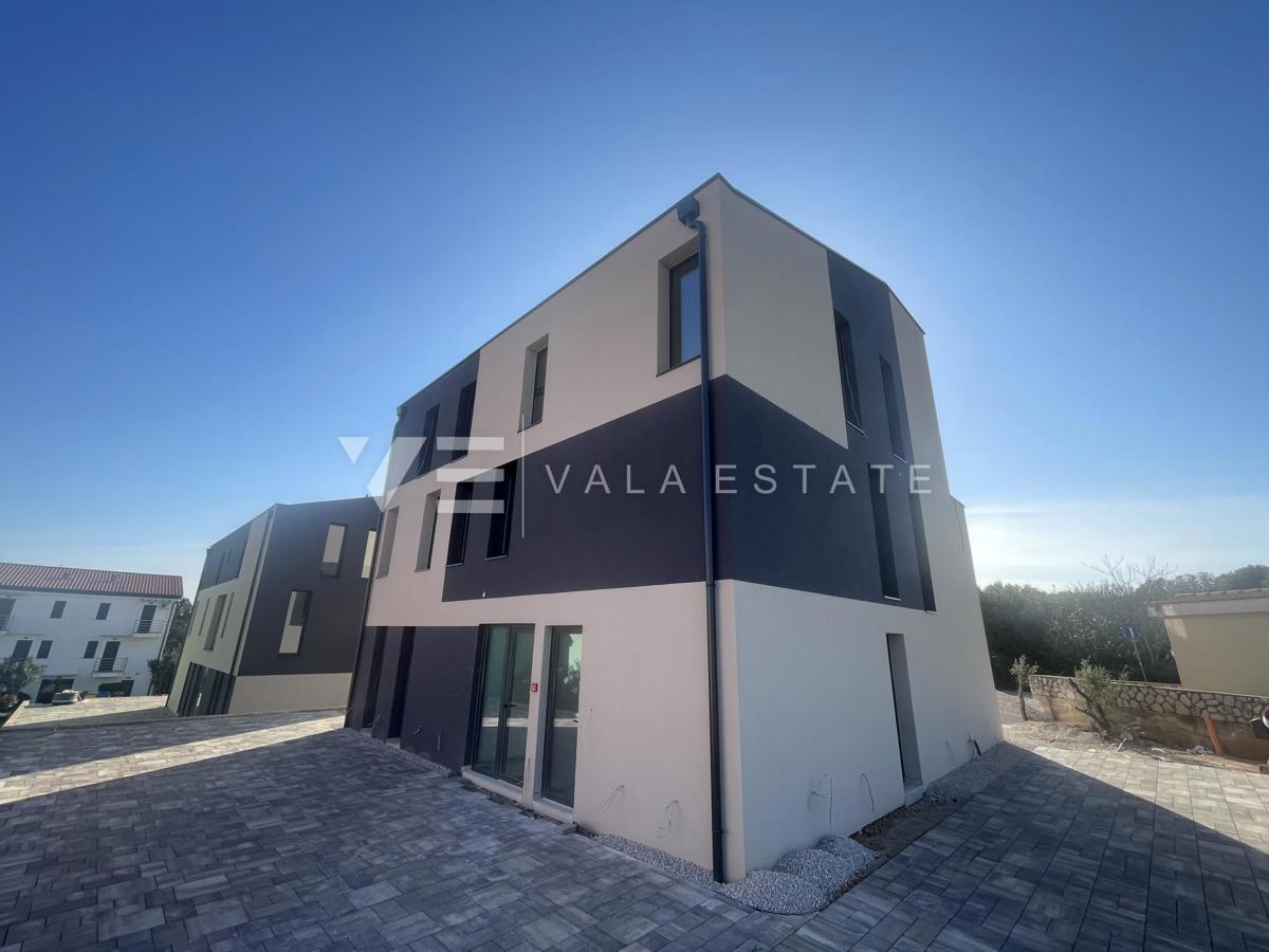 PENTHOUSE STANOVANJE S POGLEDOM NA MORJE V BLIZINI PLAŽE