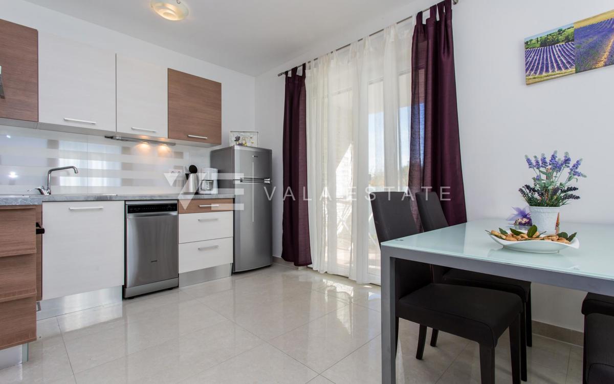 ATRAKTIVNI APARTMA NA ODLIČNI LOKACIJI