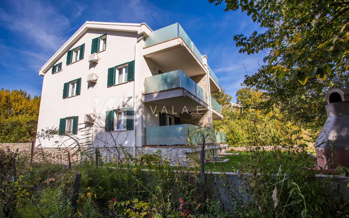 ATRAKTIVNI APARTMA NA ODLIČNI LOKACIJI
