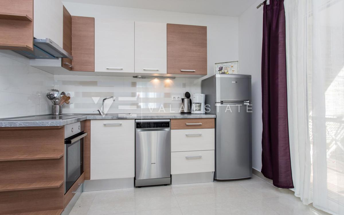 ATRAKTIVNI APARTMA NA ODLIČNI LOKACIJI