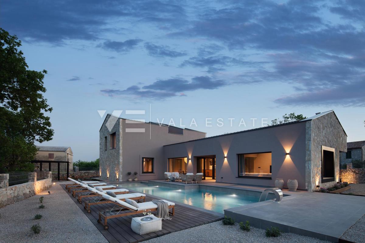 LUKSUZNA VILA Z BAZENOM IN VELIKIM DVORIŠČEM NA MIRNI LOKACIJI