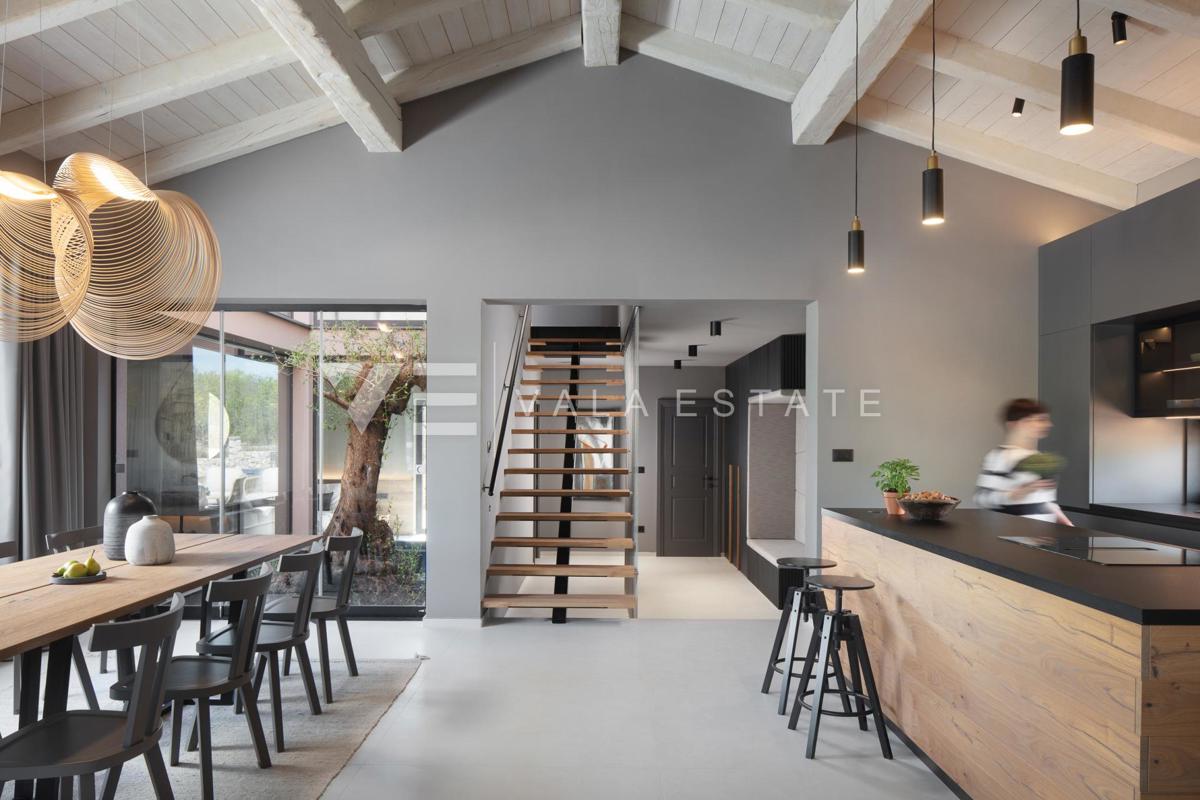 LUKSUZNA VILA Z BAZENOM IN VELIKIM DVORIŠČEM NA MIRNI LOKACIJI