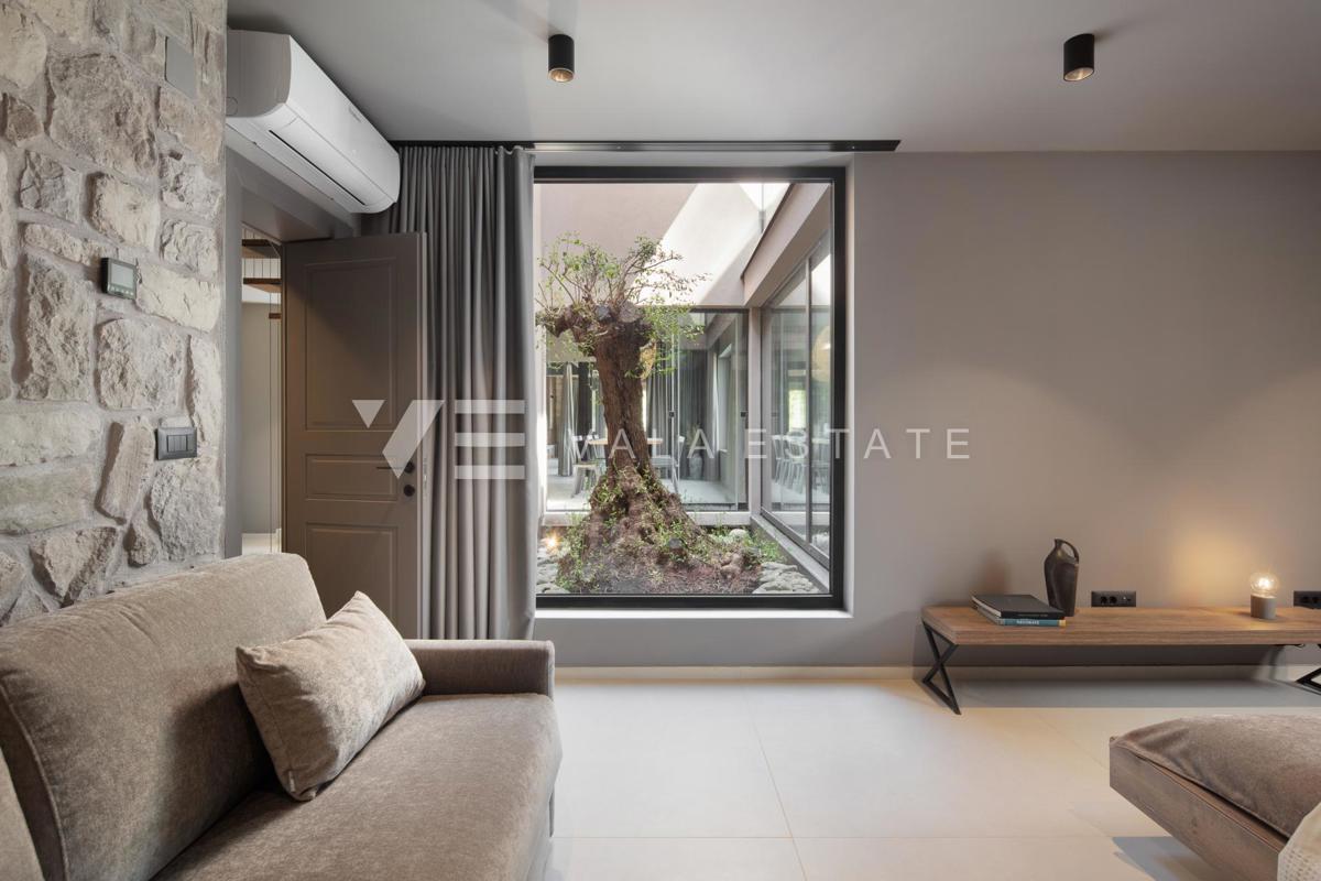 LUKSUZNA VILA Z BAZENOM IN VELIKIM DVORIŠČEM NA MIRNI LOKACIJI