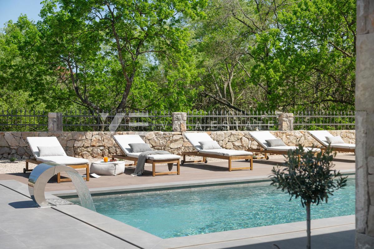 LUKSUZNA VILA Z BAZENOM IN VELIKIM DVORIŠČEM NA MIRNI LOKACIJI