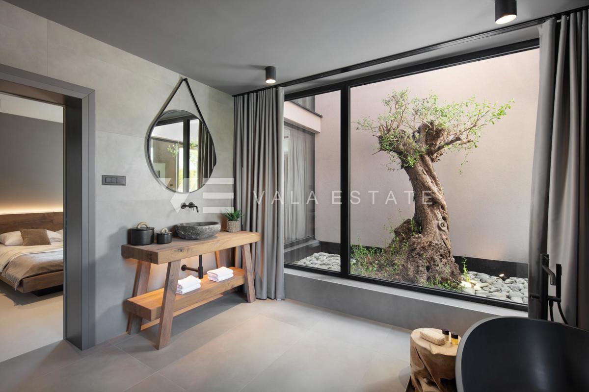 LUKSUZNA VILA Z BAZENOM IN VELIKIM DVORIŠČEM NA MIRNI LOKACIJI