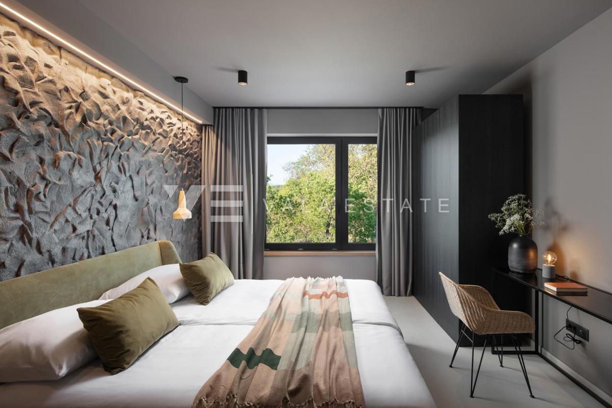 LUKSUZNA VILA Z BAZENOM IN VELIKIM DVORIŠČEM NA MIRNI LOKACIJI