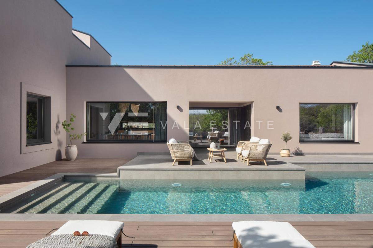 LUKSUZNA VILA Z BAZENOM IN VELIKIM DVORIŠČEM NA MIRNI LOKACIJI