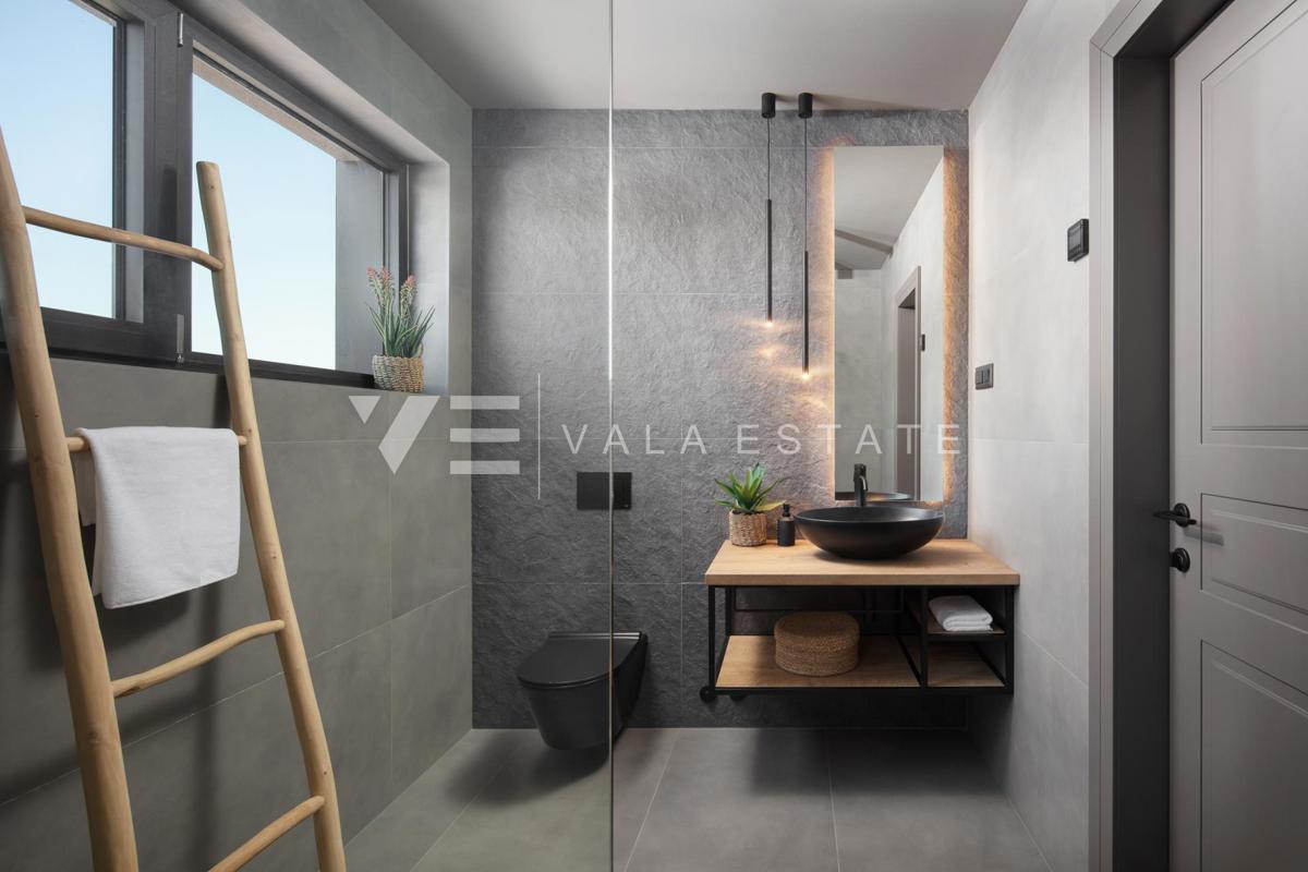 LUKSUZNA VILA Z BAZENOM IN VELIKIM DVORIŠČEM NA MIRNI LOKACIJI