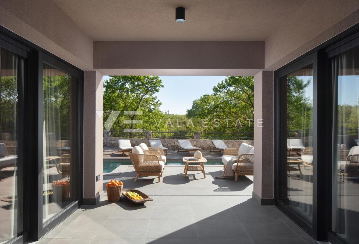 LUKSUZNA VILA Z BAZENOM IN VELIKIM DVORIŠČEM NA MIRNI LOKACIJI