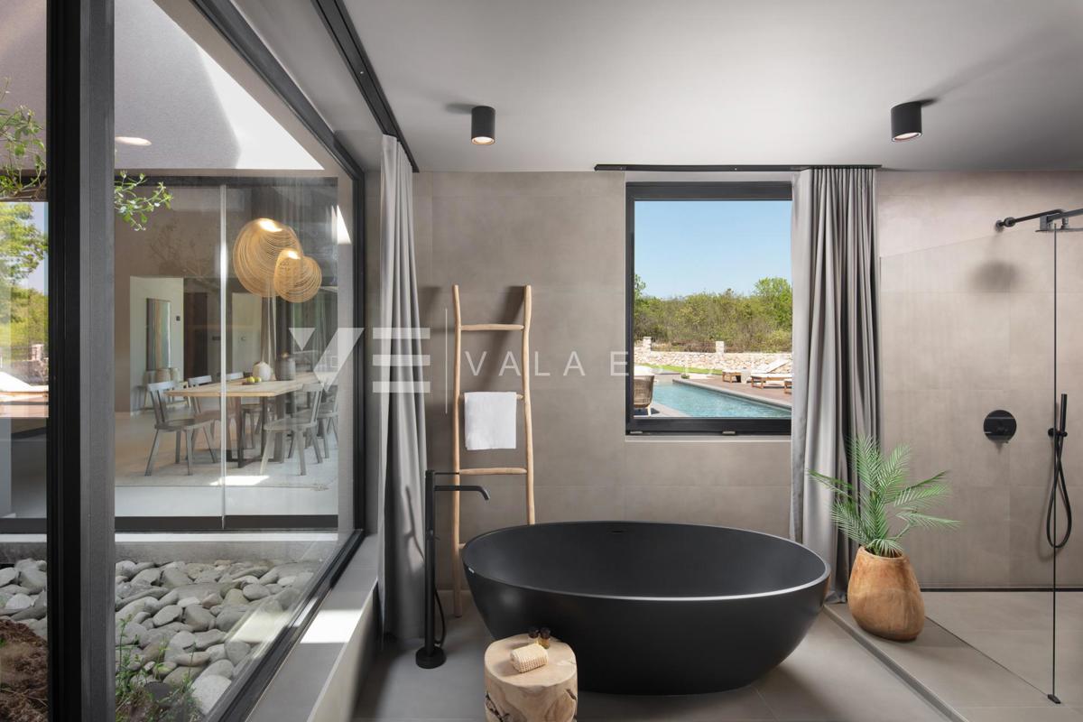 LUKSUZNA VILA Z BAZENOM IN VELIKIM DVORIŠČEM NA MIRNI LOKACIJI