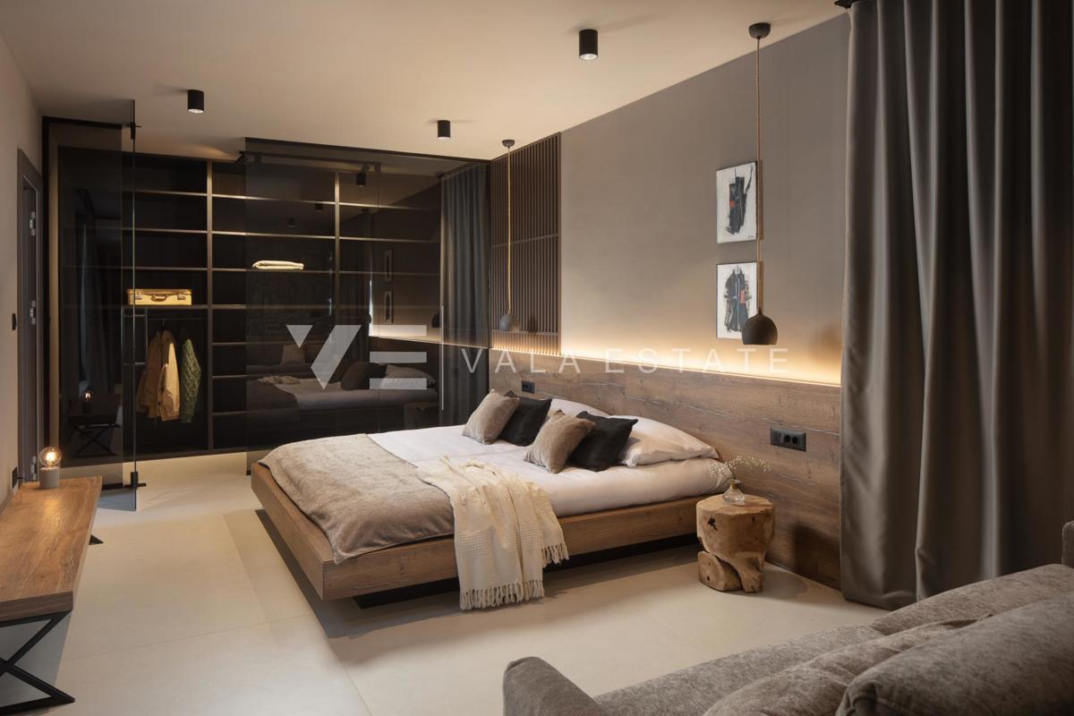 LUKSUZNA VILA Z BAZENOM IN VELIKIM DVORIŠČEM NA MIRNI LOKACIJI