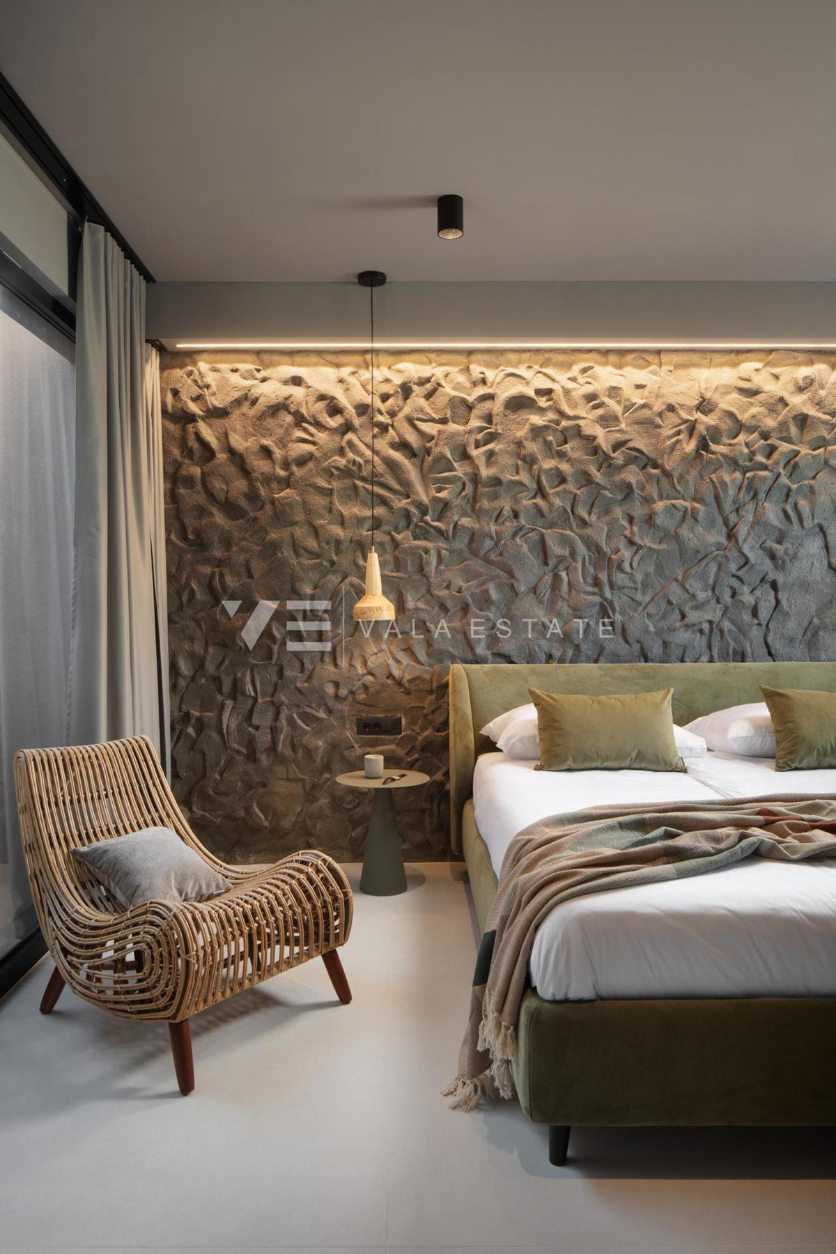 LUKSUZNA VILA Z BAZENOM IN VELIKIM DVORIŠČEM NA MIRNI LOKACIJI