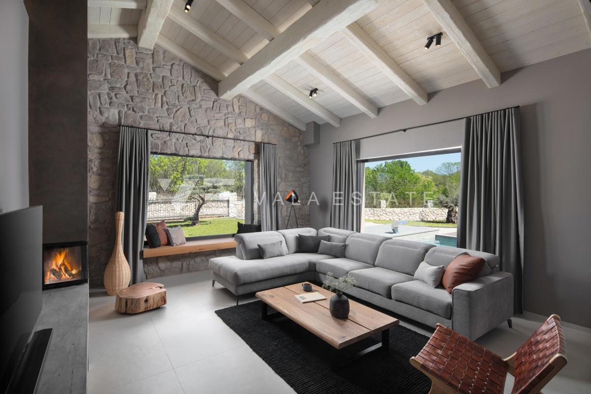 LUKSUZNA VILA Z BAZENOM IN VELIKIM DVORIŠČEM NA MIRNI LOKACIJI