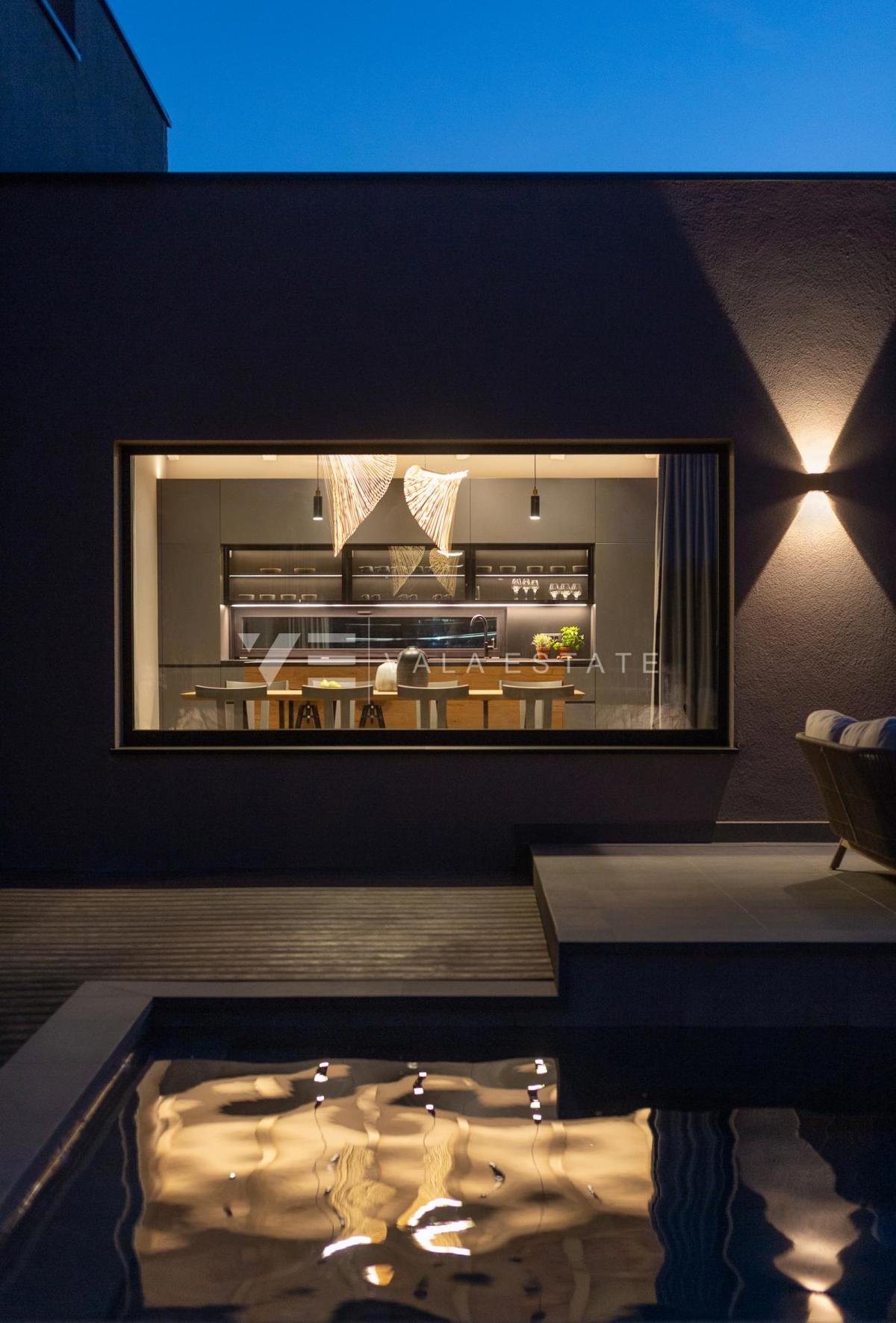 LUKSUZNA VILA Z BAZENOM IN VELIKIM DVORIŠČEM NA MIRNI LOKACIJI