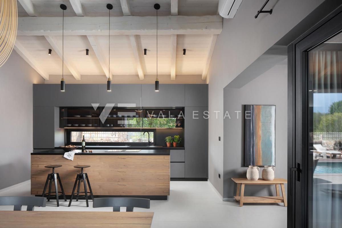 LUKSUZNA VILA Z BAZENOM IN VELIKIM DVORIŠČEM NA MIRNI LOKACIJI