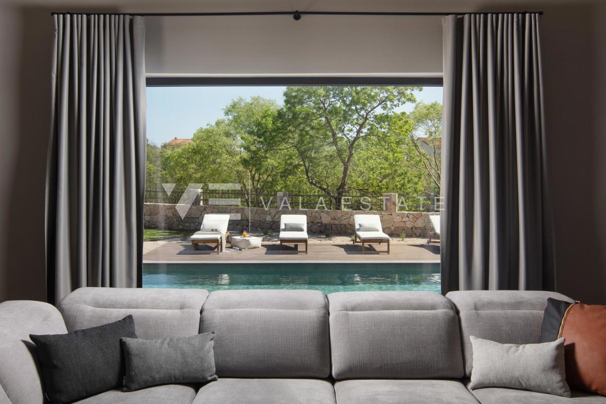 LUKSUZNA VILA Z BAZENOM IN VELIKIM DVORIŠČEM NA MIRNI LOKACIJI