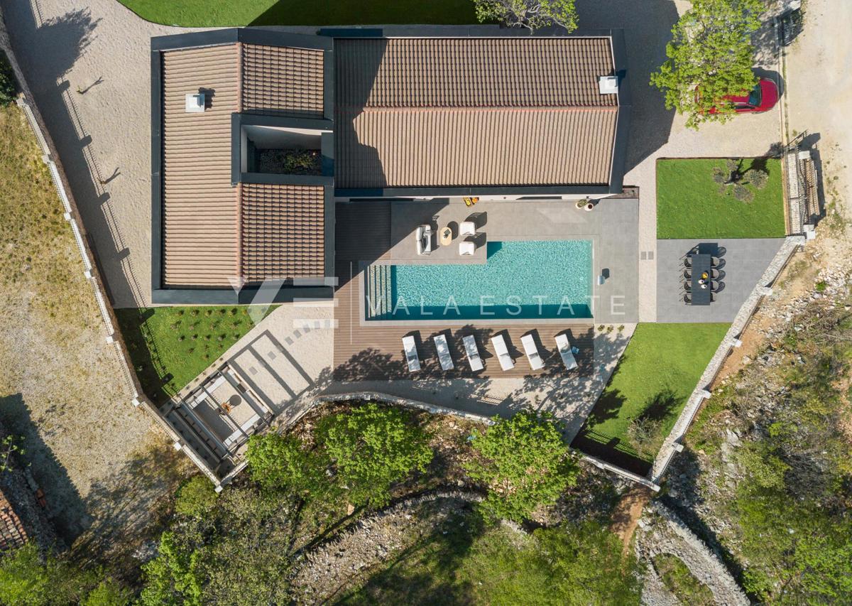 LUKSUZNA VILA Z BAZENOM IN VELIKIM DVORIŠČEM NA MIRNI LOKACIJI