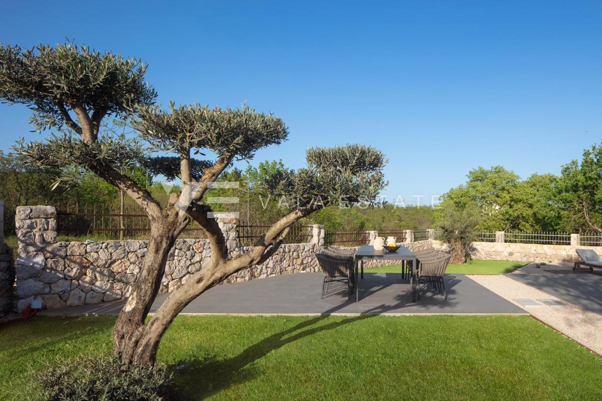 LUKSUZNA VILA Z BAZENOM IN VELIKIM DVORIŠČEM NA MIRNI LOKACIJI