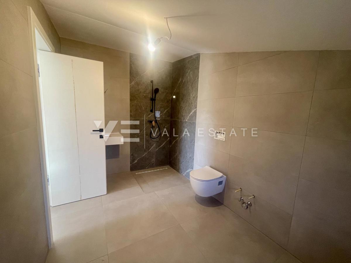DVOETAŽNI APARTMA V NOVOGRADNJI S POGLEDOM NA MORJE