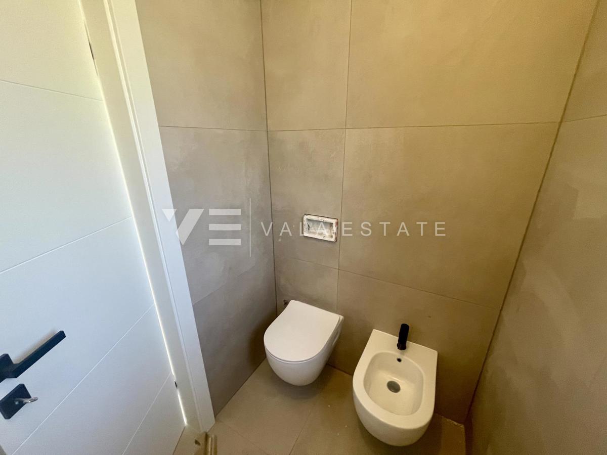 DVOETAŽNI APARTMA V NOVOGRADNJI S POGLEDOM NA MORJE