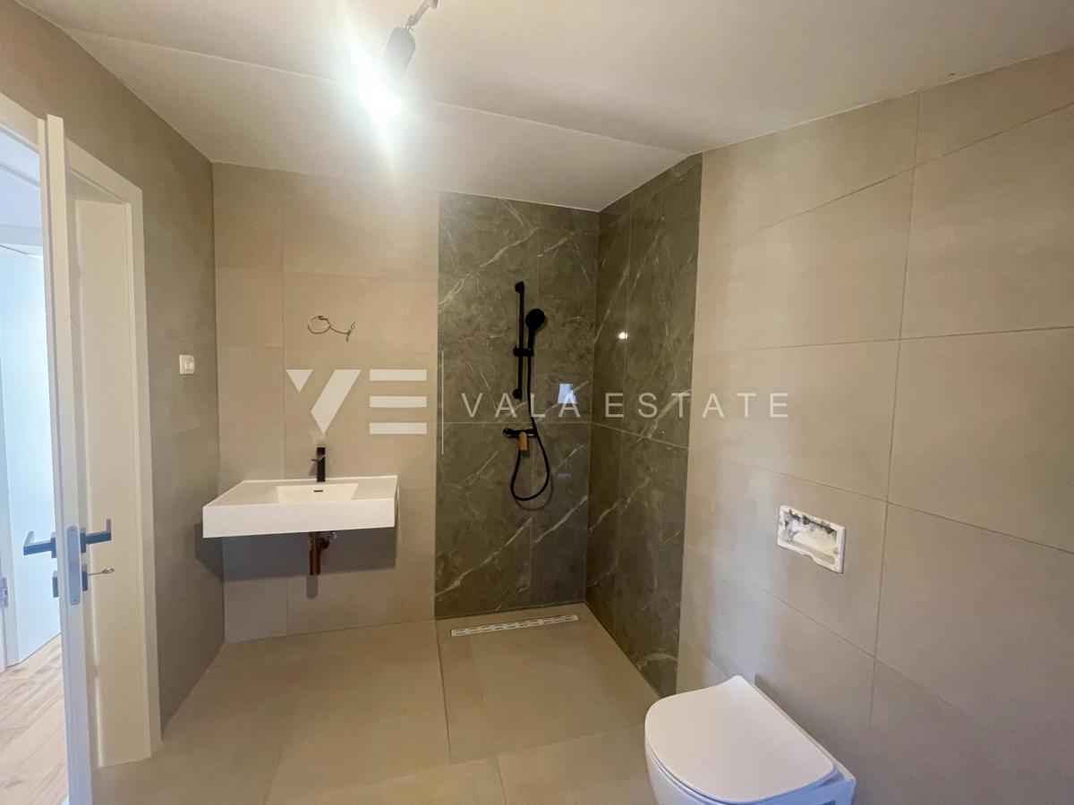 DVOETAŽNI APARTMA V NOVOGRADNJI S POGLEDOM NA MORJE