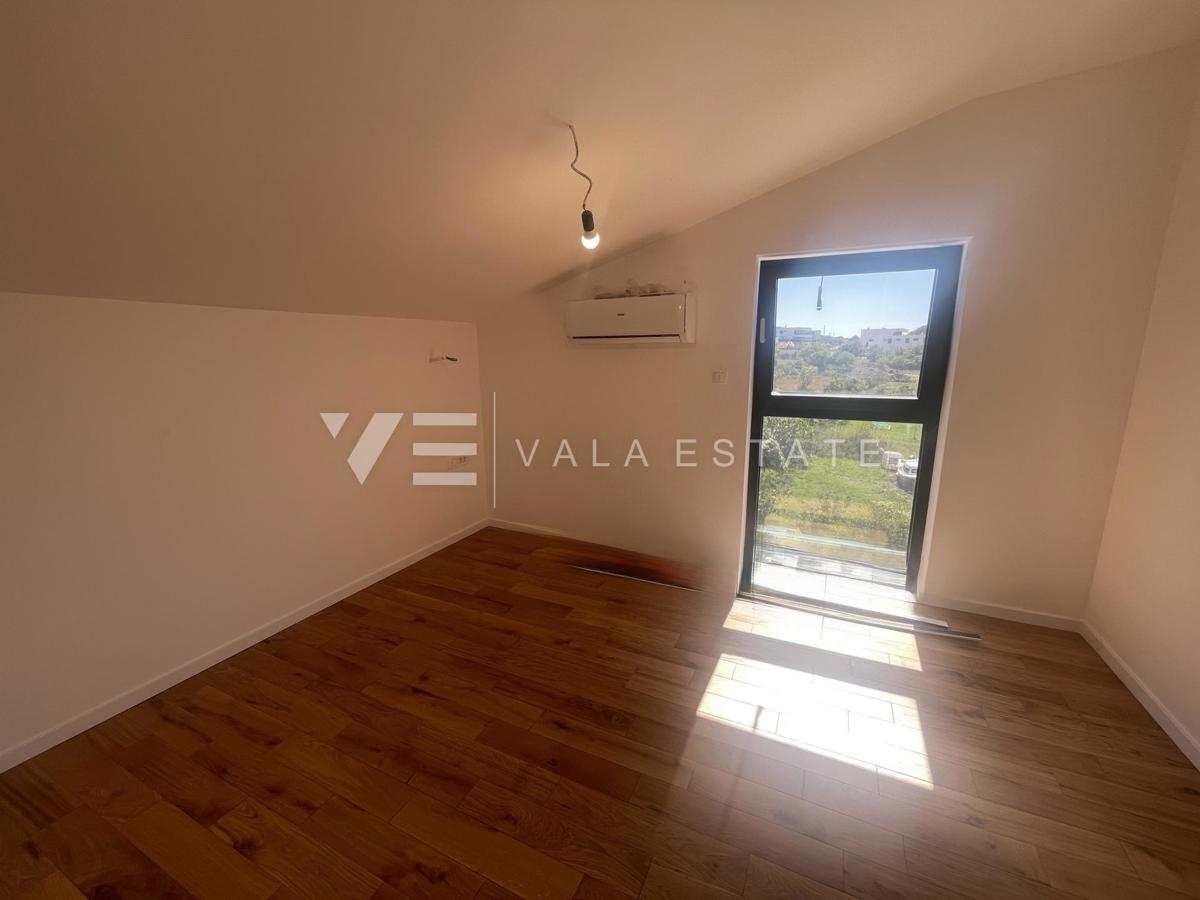 DVOETAŽNI APARTMA V NOVOGRADNJI S POGLEDOM NA MORJE