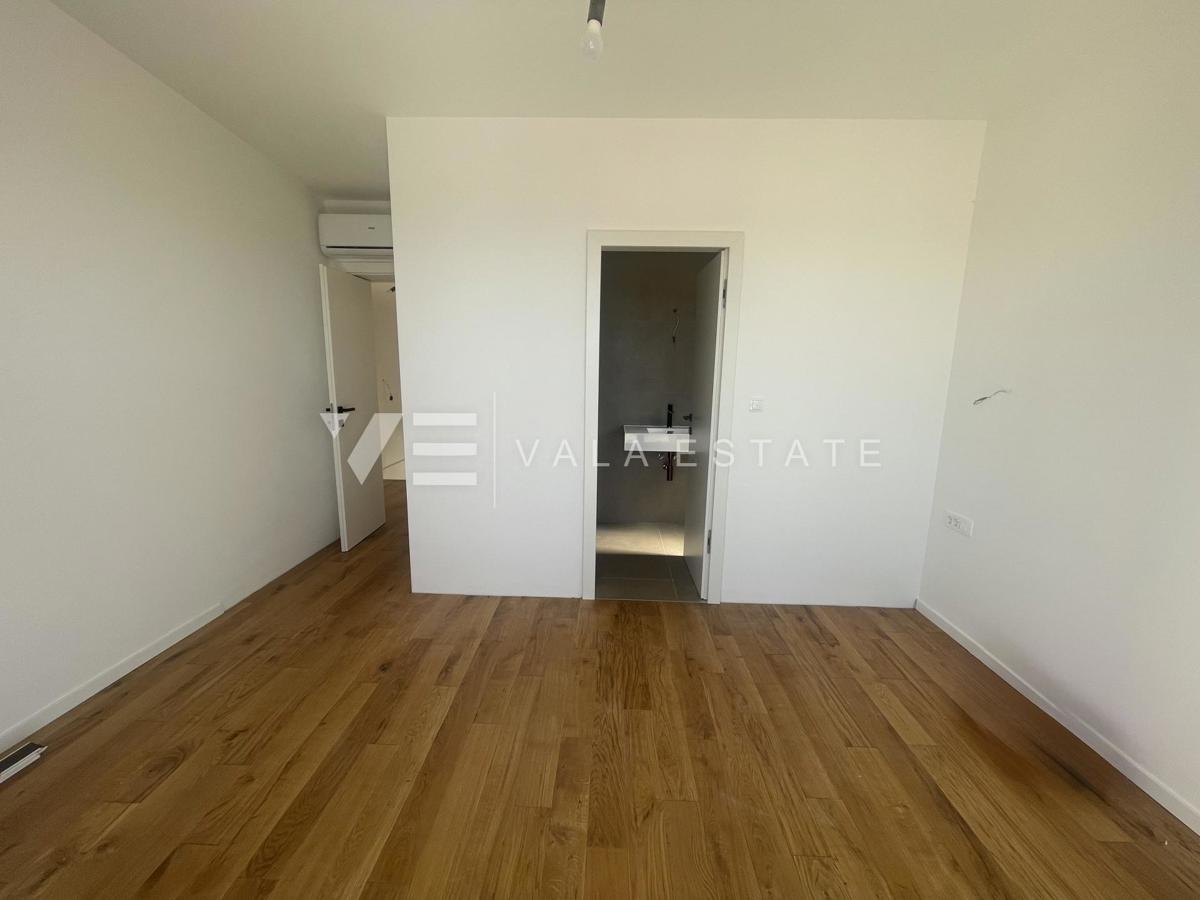 DVOETAŽNI APARTMA V NOVOGRADNJI S POGLEDOM NA MORJE
