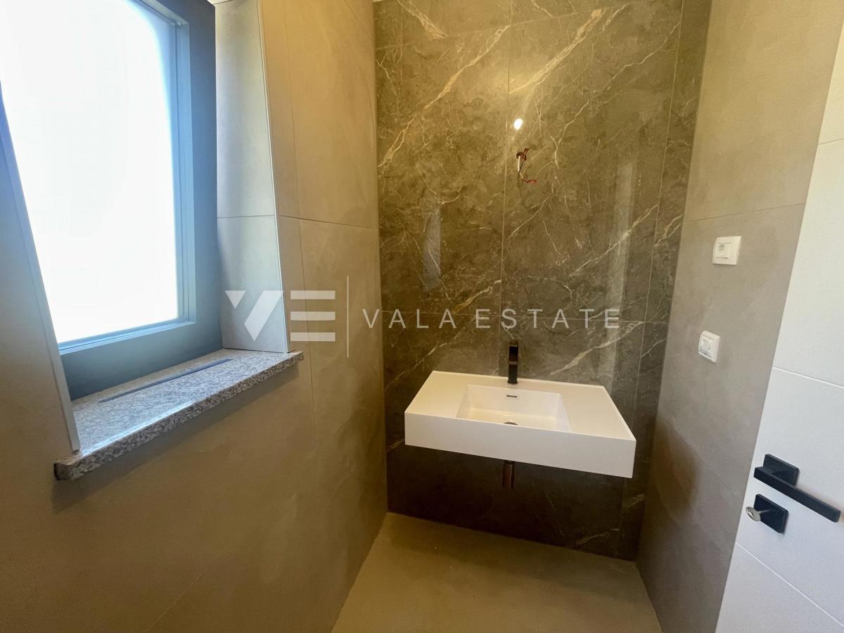 DVOETAŽNI APARTMA V NOVOGRADNJI S POGLEDOM NA MORJE