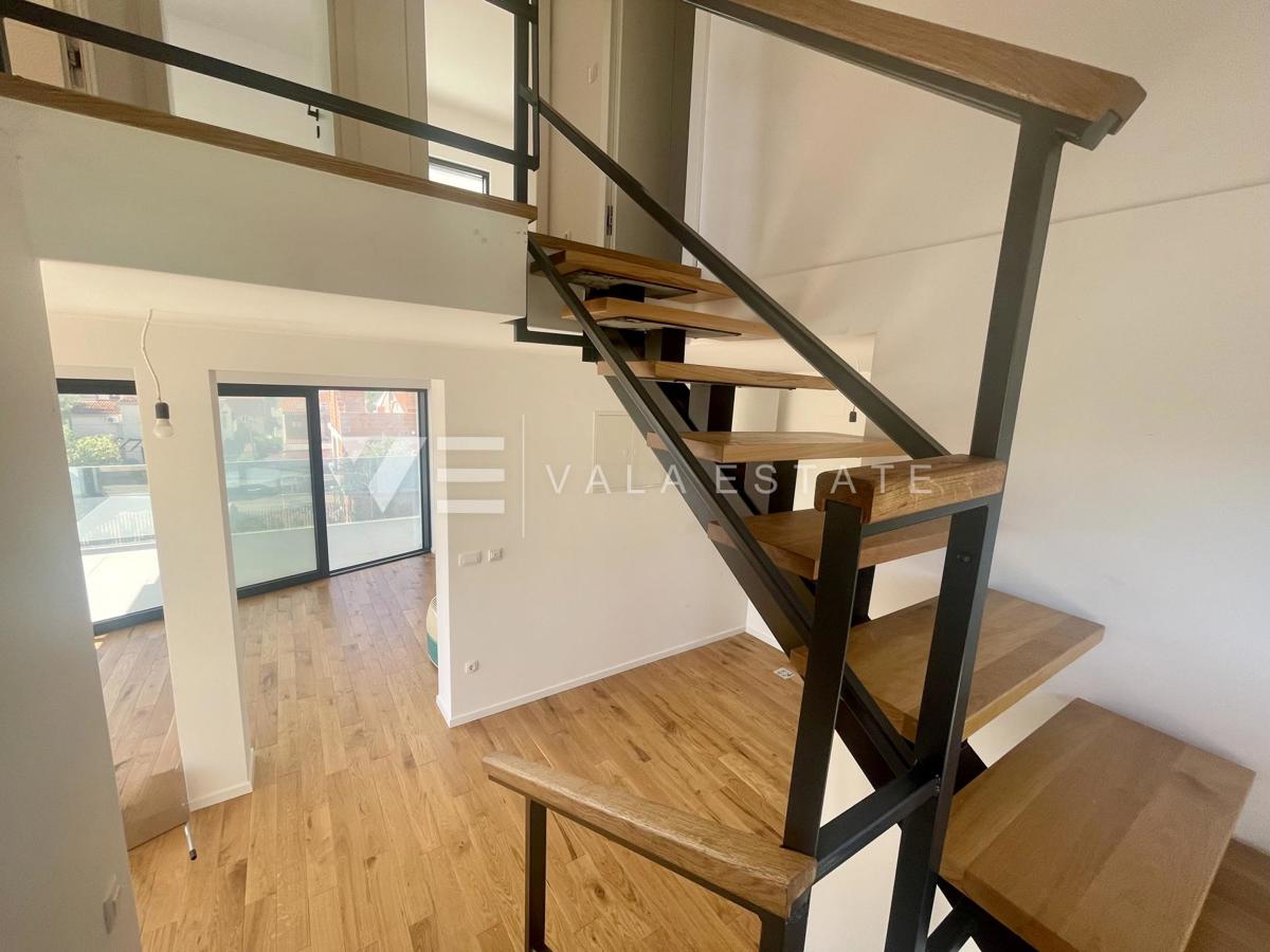 DVOETAŽNI APARTMA V NOVOGRADNJI S POGLEDOM NA MORJE