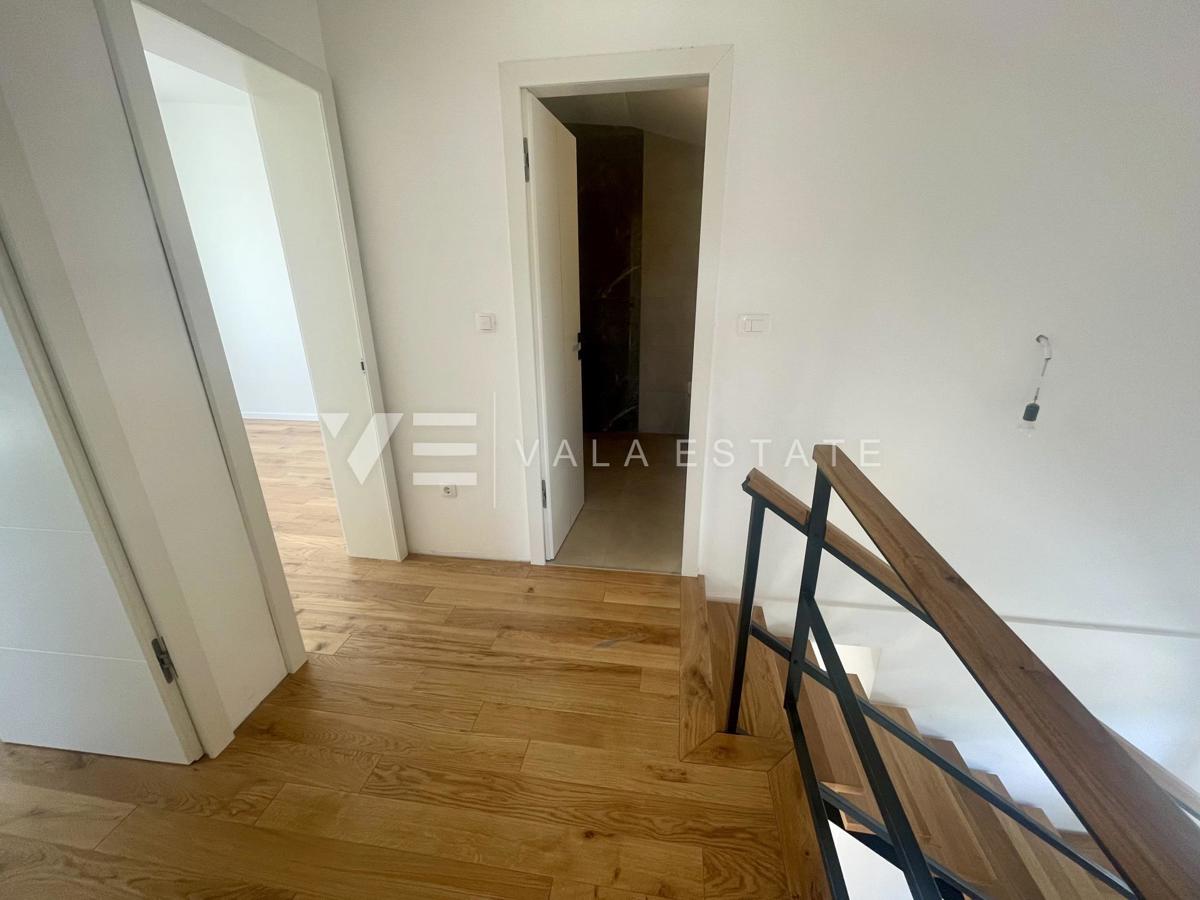 DVOETAŽNI APARTMA V NOVOGRADNJI S POGLEDOM NA MORJE