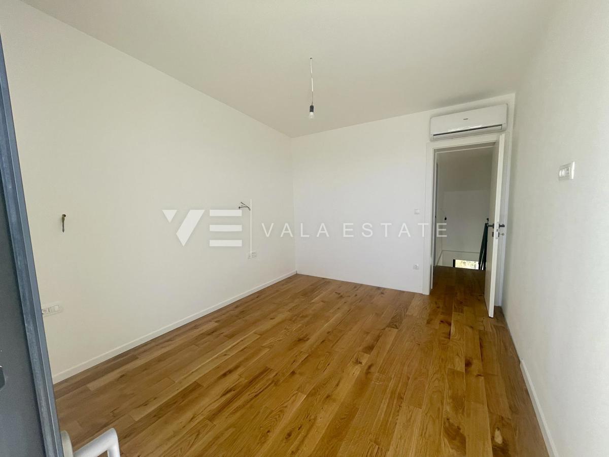 DVOETAŽNI APARTMA V NOVOGRADNJI S POGLEDOM NA MORJE