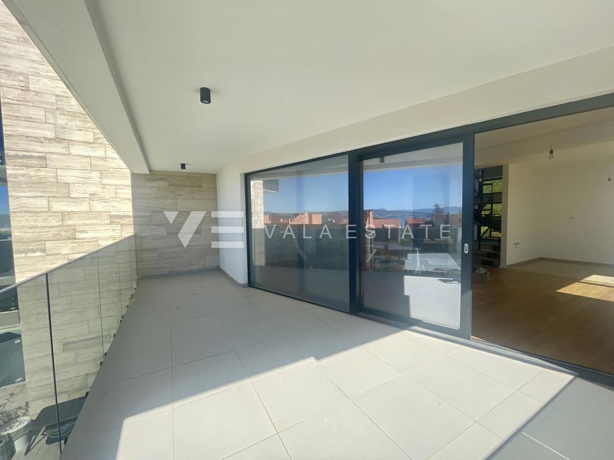 DVOETAŽNI APARTMA V NOVOGRADNJI S POGLEDOM NA MORJE