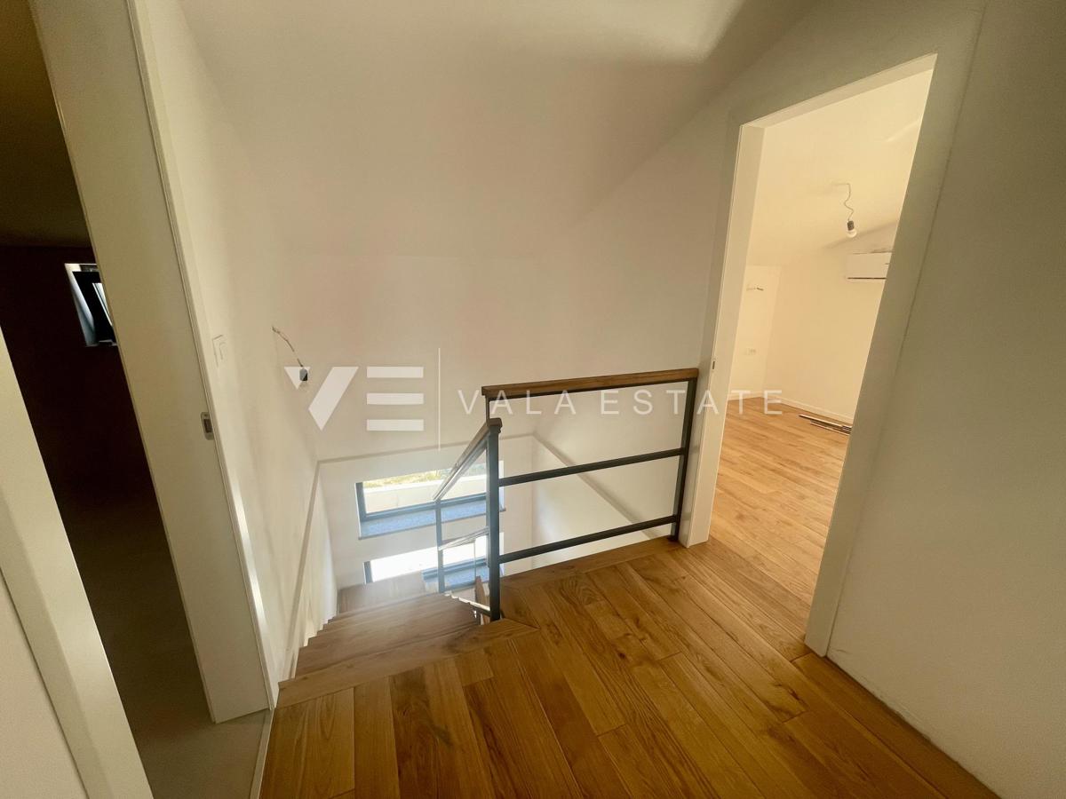 DVOETAŽNI APARTMA V NOVOGRADNJI S POGLEDOM NA MORJE