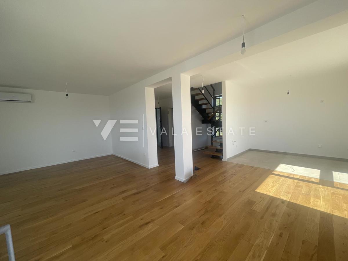 DVOETAŽNI APARTMA V NOVOGRADNJI S POGLEDOM NA MORJE