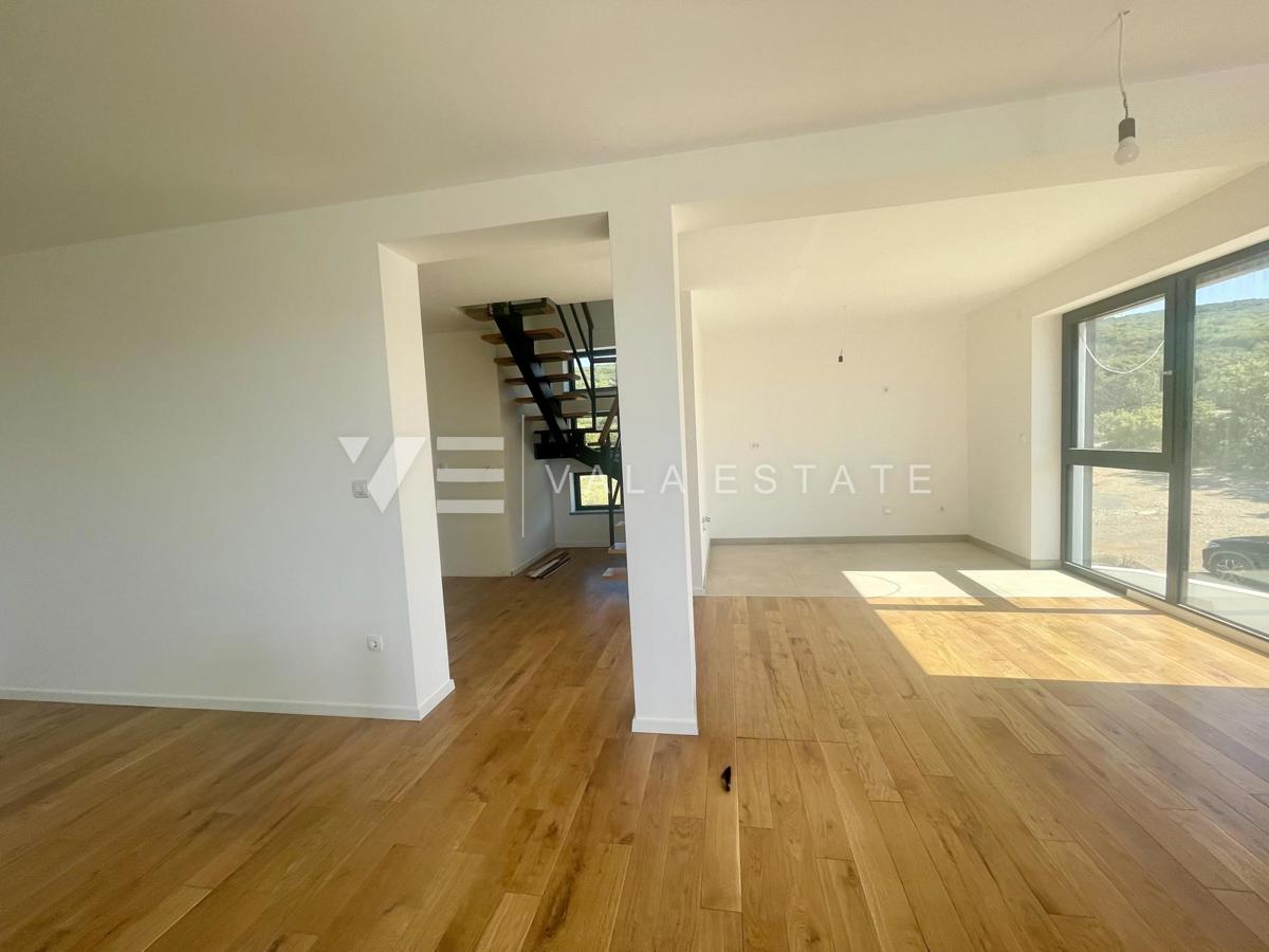 DVOETAŽNI APARTMA V NOVOGRADNJI S POGLEDOM NA MORJE