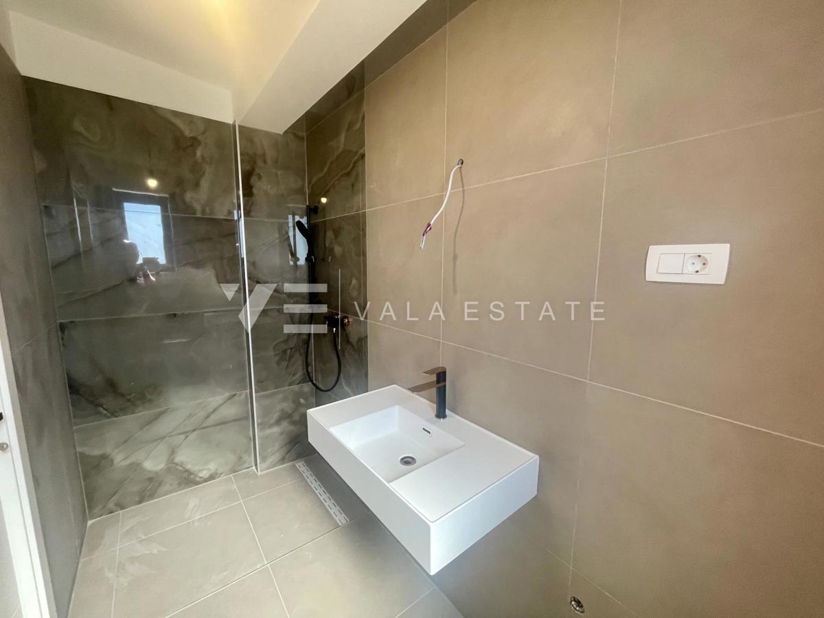DVOETAŽNI APARTMA V NOVOGRADNJI S POGLEDOM NA MORJE