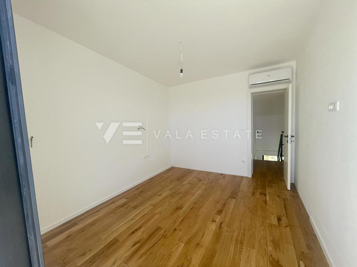DVOETAŽNI APARTMA V NOVOGRADNJI S POGLEDOM NA MORJE