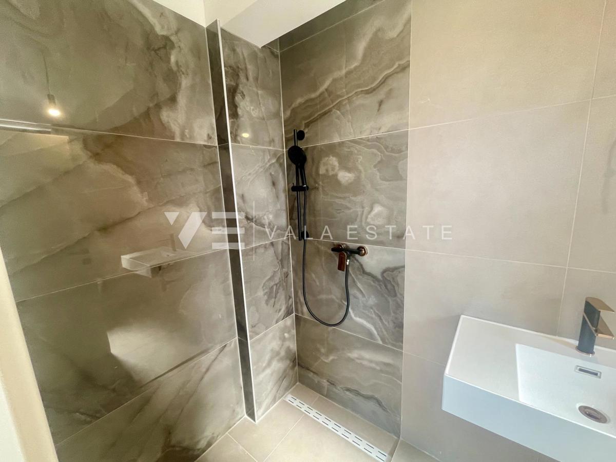 DVOETAŽNI APARTMA V NOVOGRADNJI S POGLEDOM NA MORJE